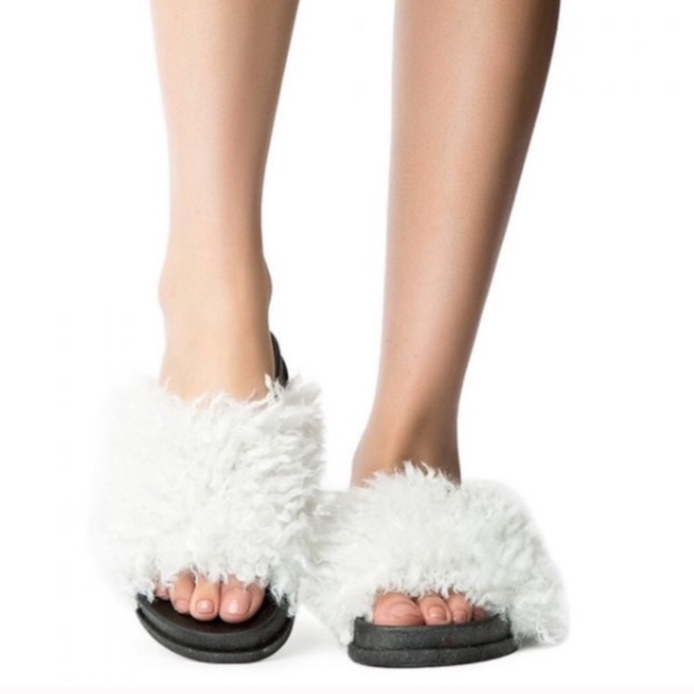 🆕 Fuzzy White Slides Furry Sandals